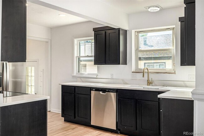 Building Photo - 1409 S Clermont St