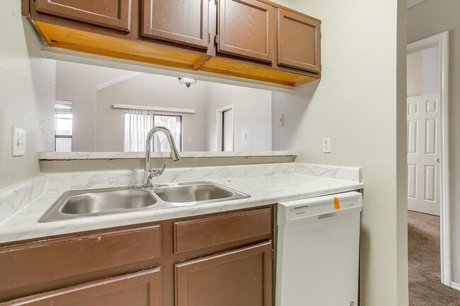 Building Photo - One Side of Very Nice Duplex S Arlington- ...