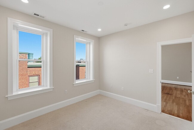 Building Photo - Columbia Heights Penthouse Condo | 1 Bed | 1 Bath | 600 Sf