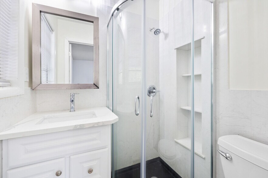 En Suite Private Bathroom - 1319 Legend Rd