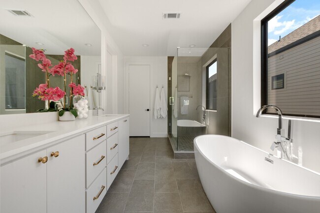 Building Photo - Newer-Construction Home in East Village — Private Yards & Flexible Spaces