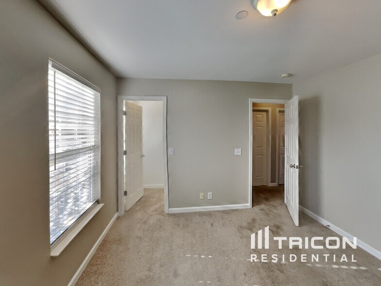 Building Photo - 1307 Creekside Dr