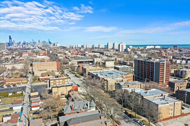 Building Photo - Charming 2BR Garden Unit in Bronzeville