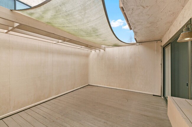 Building Photo - Woodlands South - La Jolla Townhome