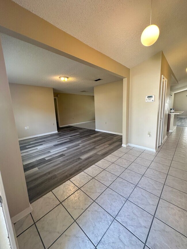 Building Photo - SPACIOUS 3 Bedroom, 2 Bathroom Ekana Point...