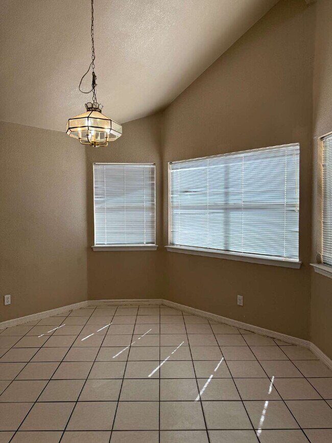 Building Photo - "Charming 3-Bed, 2-Bath Oasis in El Paso -...