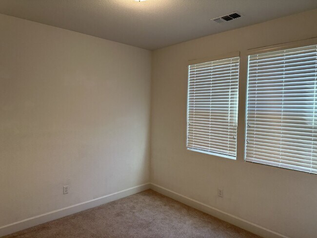 Building Photo - Beautiful 4 Bed, 3 Bath Home in Perfect Tracy Location
