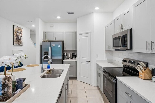 Building Photo - 2576 Penguin Blvd