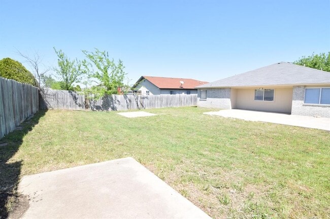 Building Photo - 1403 Saddle Dr