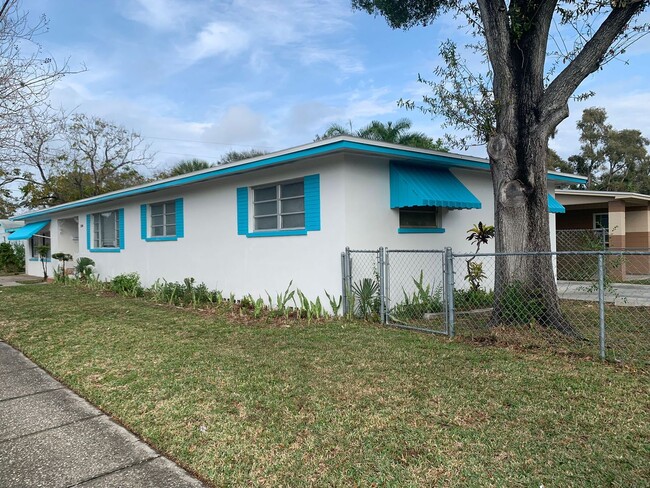 Building Photo - 4 Bedroom 2 Bath Spacious Home