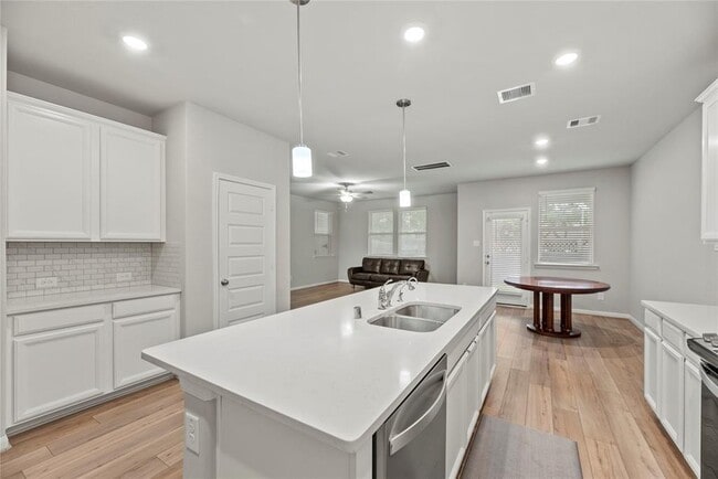 Building Photo - 16107 Hilltop Oak Dr