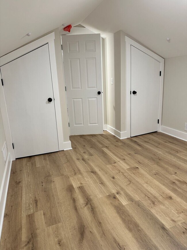 Building Photo - 102 W 15th Ave