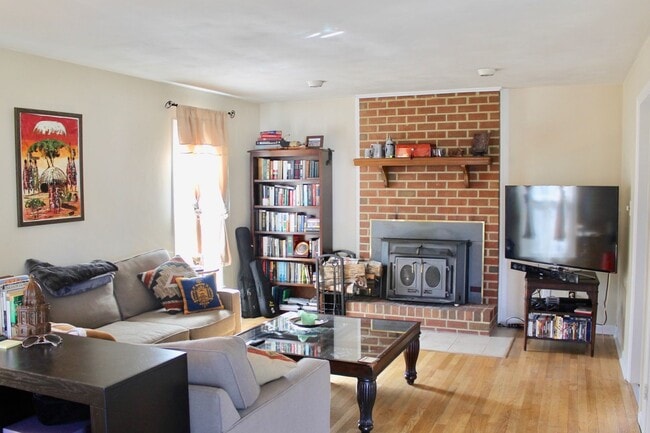 Building Photo - 3BD/2.5BA Home minutes from Dam Neck!  Full fenced Back yard!!