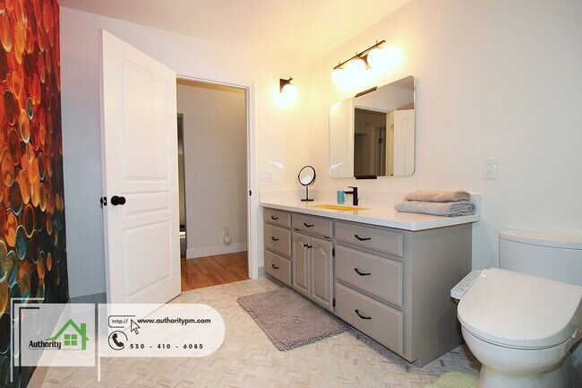 Building Photo - 3350 Mountain Oak Dr