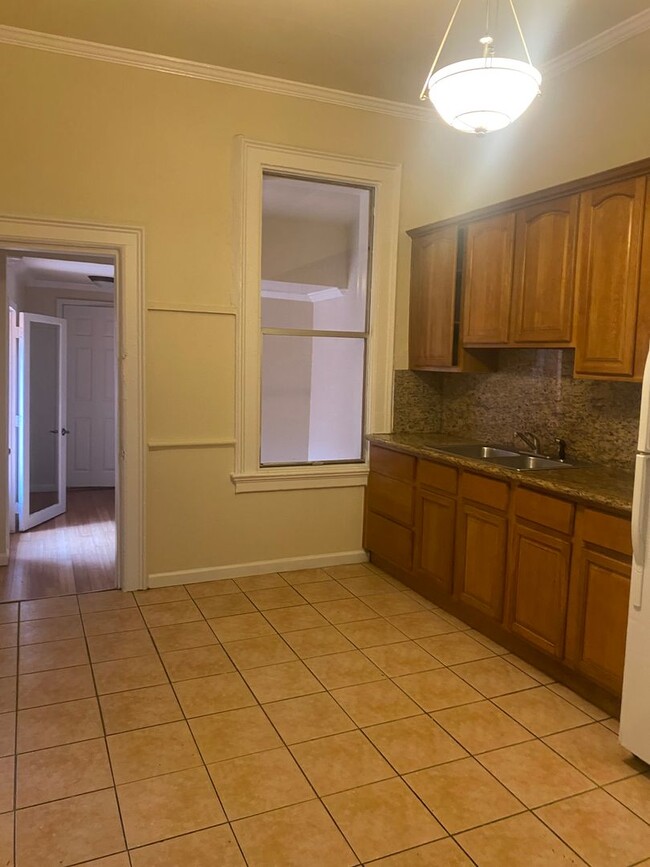 Building Photo - 2 bedroom 1 bathroom plus a sunroom availa...