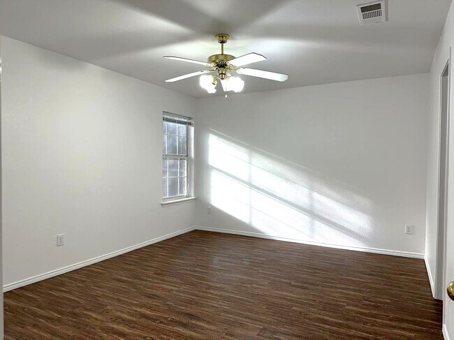 Building Photo - 5435 Dove Dr