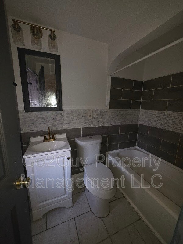 Building Photo - 5316 Buckingham