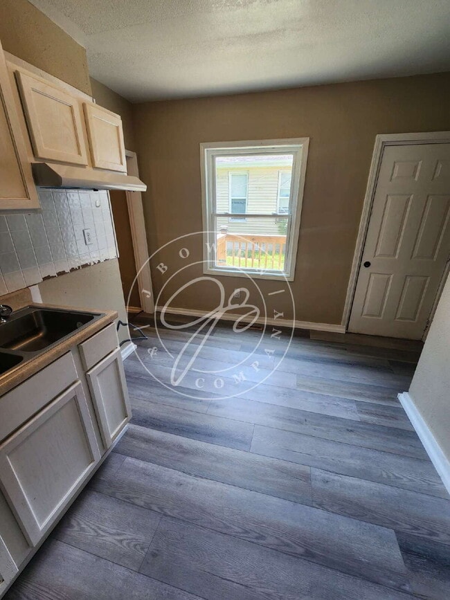 Building Photo - 3 bed 1 bath ready to call home