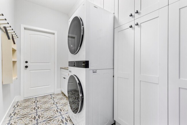 Building Photo - 15611 Milan Ct