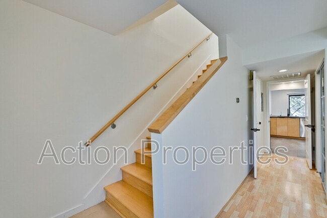 Building Photo - 209 Ortega Ave