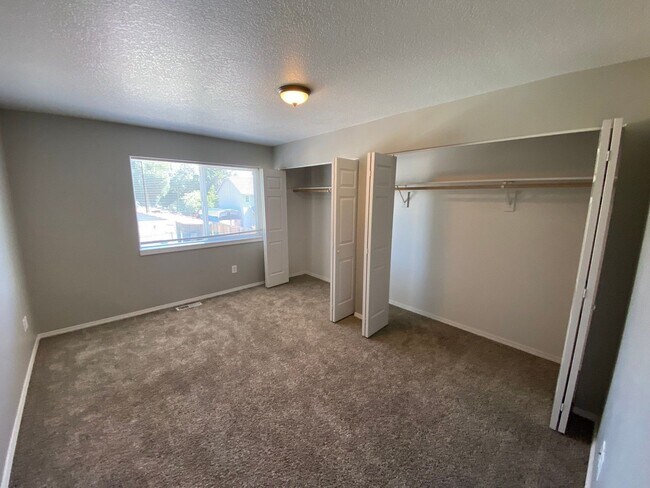 Building Photo - 4310 Sacramento Ct NE