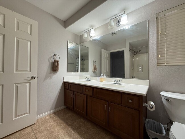 Building Photo - Charming Cul-de-Sac Home with Bonus Room & Backyard