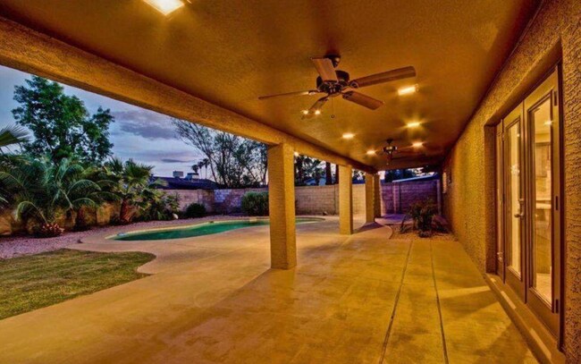 Building Photo - 1321 E La Jolla Dr