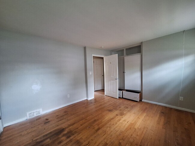 Building Photo - 14510 Greenview Rd