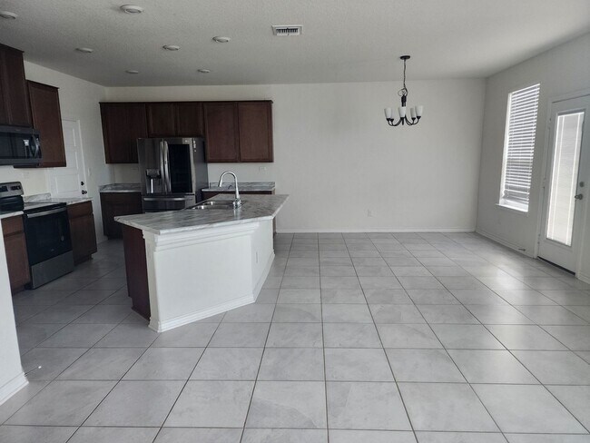 Building Photo - Spacious 4BR House in Converse