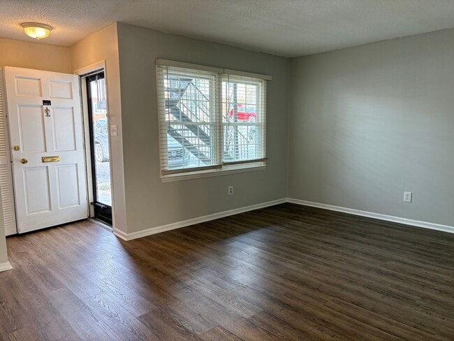 Building Photo - 1 Bedroom, 1 Bathroom Condo in High Point!