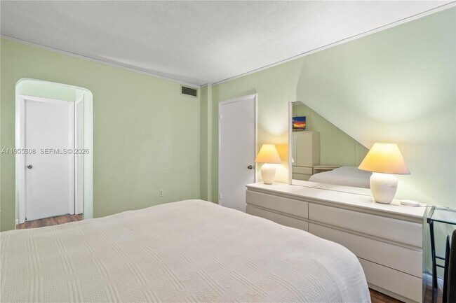 Building Photo - 2861 Leonard Dr