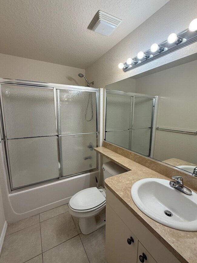 Building Photo - 2 Bedroom/2 Bathroom Apartment