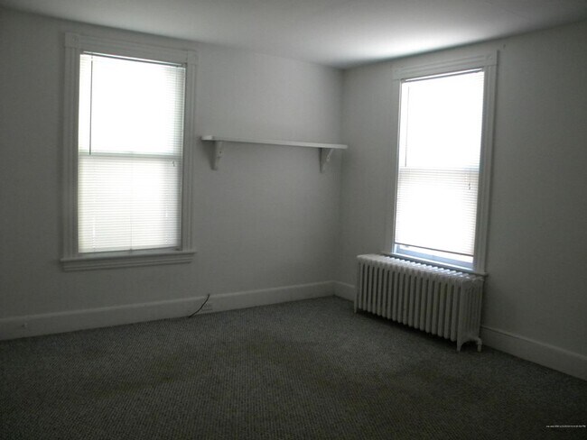 Building Photo - 158 College St