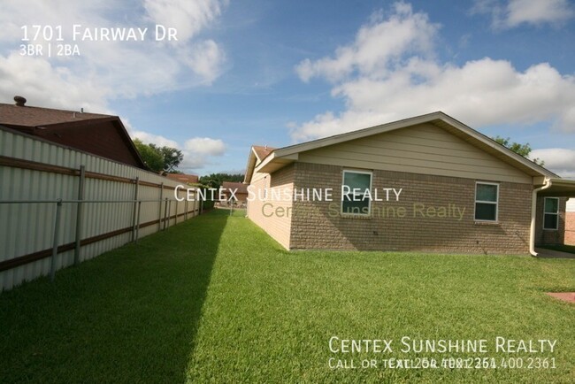 Building Photo - 1701 Fairway Dr