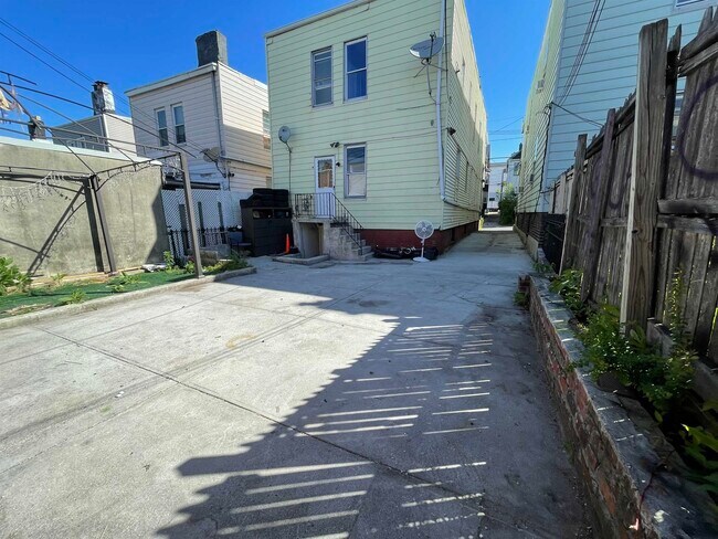 Building Photo - 297 Fulton Ave