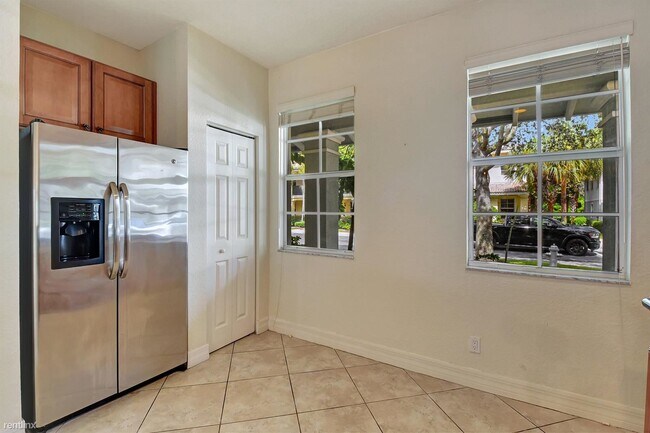 Building Photo - 4 br, 3.5 bath Townhome - 1125 NW 18th Ave