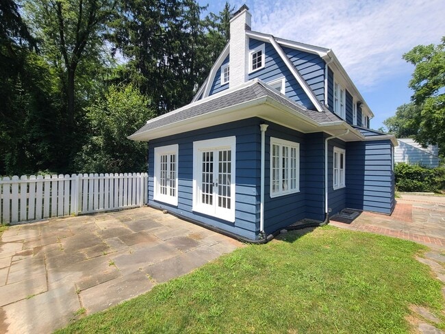 Building Photo - 4 bedrooms and 1.5 bathrooms, this home of...