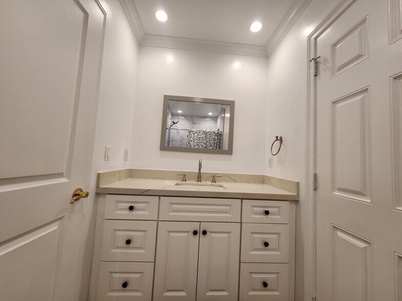 Building Photo - 5706 Willis Ave