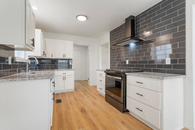 Building Photo - 3 Bed | 2 Bath near Downtown Tulsa!