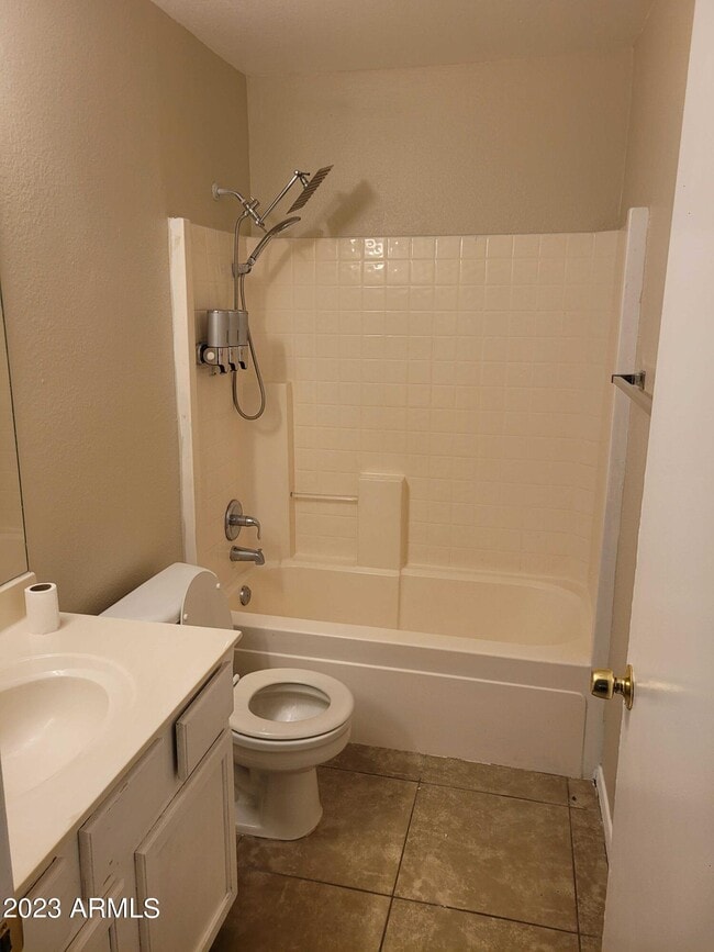 Building Photo - 1679 N La Fresa Dr