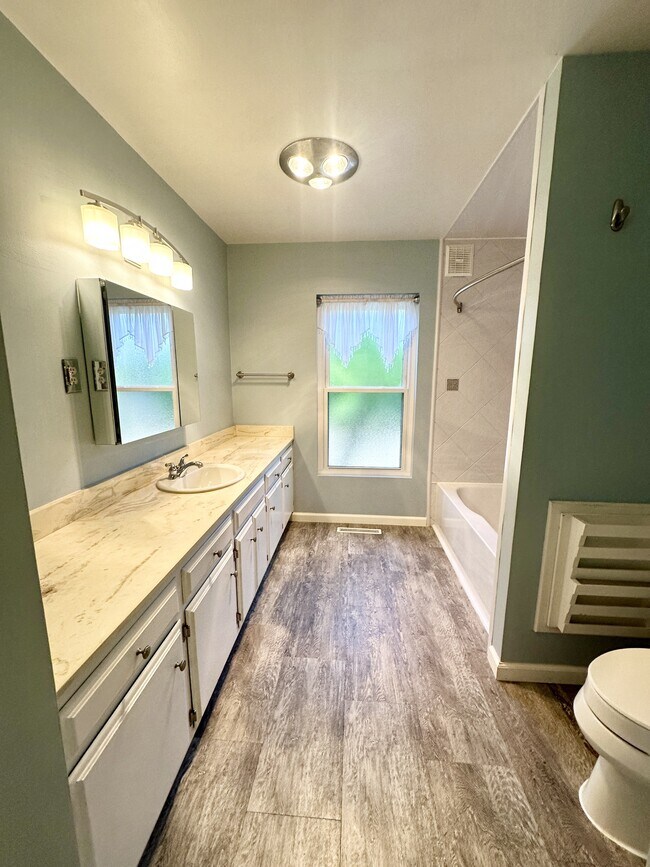 Building Photo - 9071 Paradise Park Dr