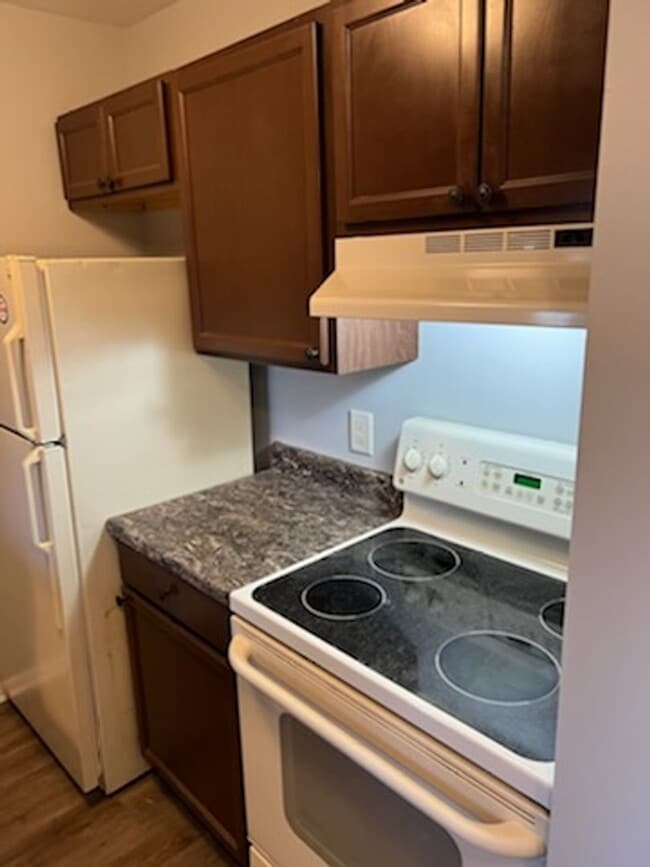 Building Photo - Newly renovated 1 Bedroom Apartment ready for move in!