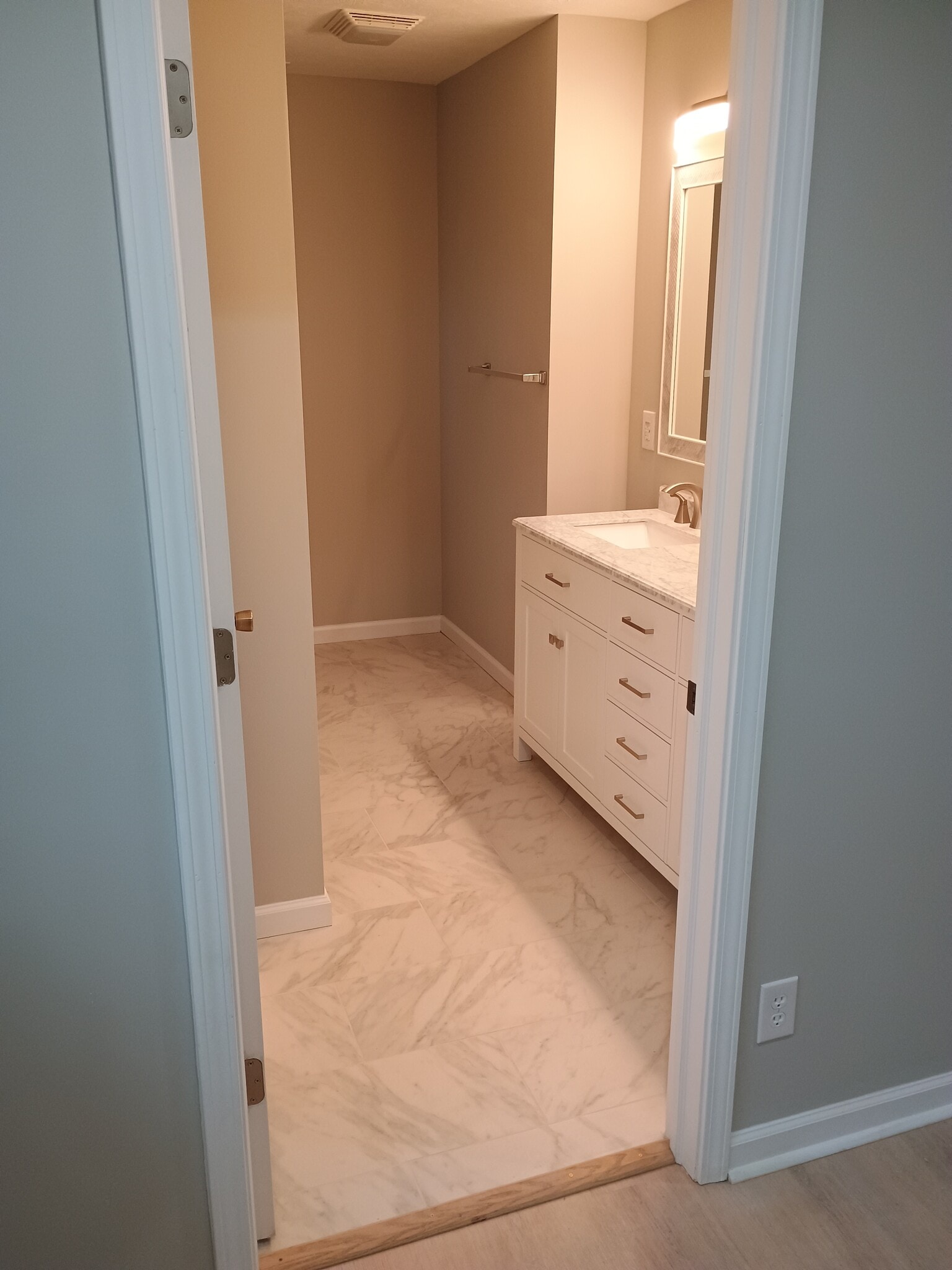 Master bath - 1618 N Rural St