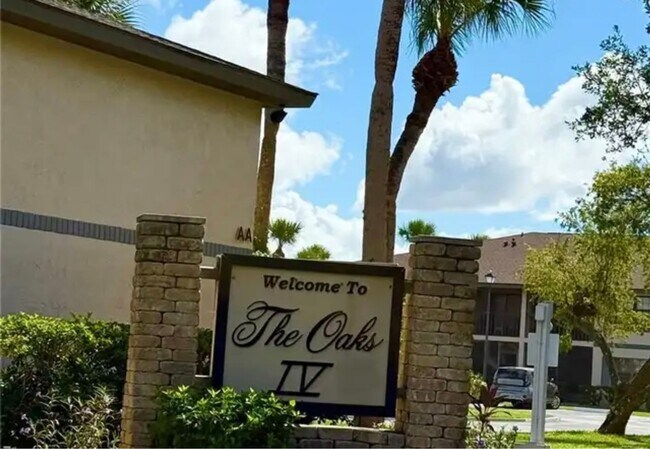 Building Photo - Seasonal Oaks IV 2/2 first floor condo