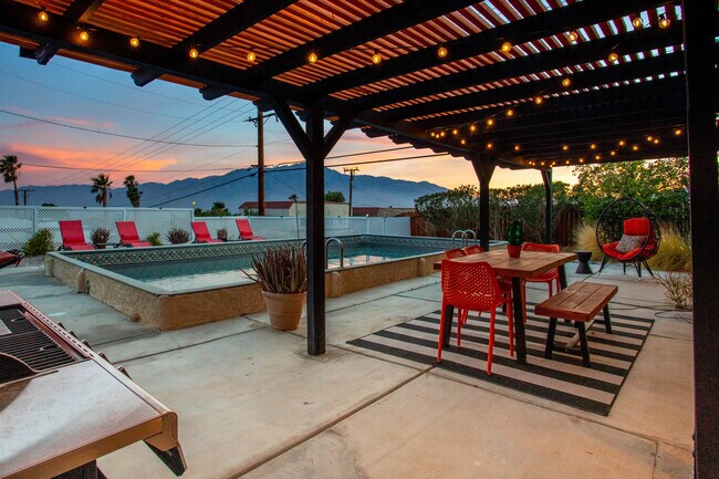 Building Photo - Hilltop Hideaway