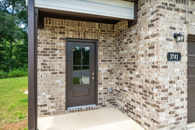 Building Photo - Move-In Special! Pay only ½ of your first ...