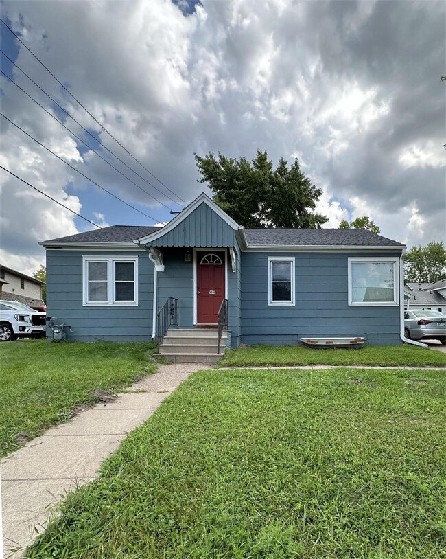 Primary Photo - Great 4 Bed 2 Bath with AC close to UWEC! ...