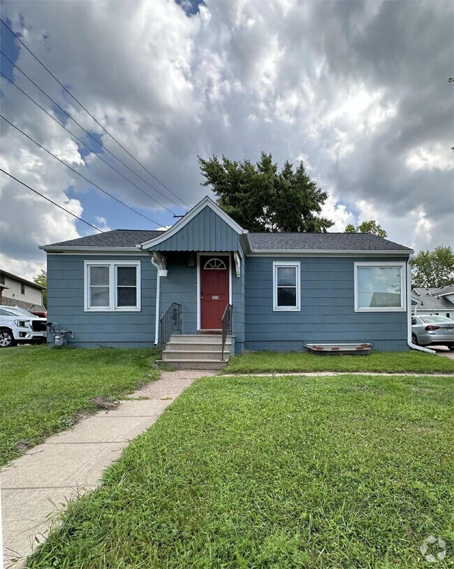 Building Photo - Great 4 Bed 2 Bath with AC close to UWEC! ...