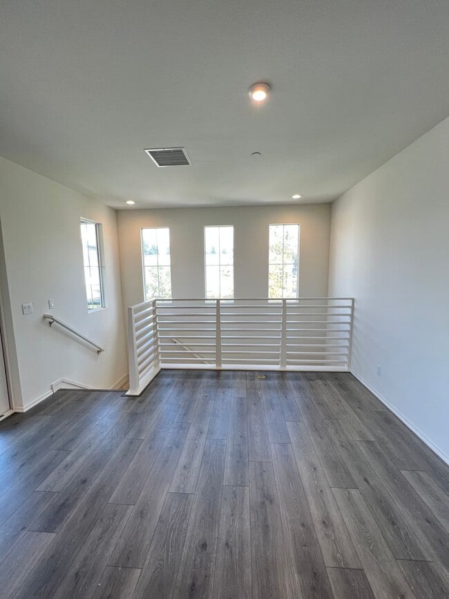 Building Photo - *DEPOSIT MOVE IN* Beautiful 2 Bedroom 2 Ba...