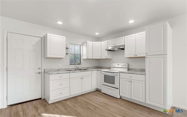 Building Photo - 409 S Saunders St